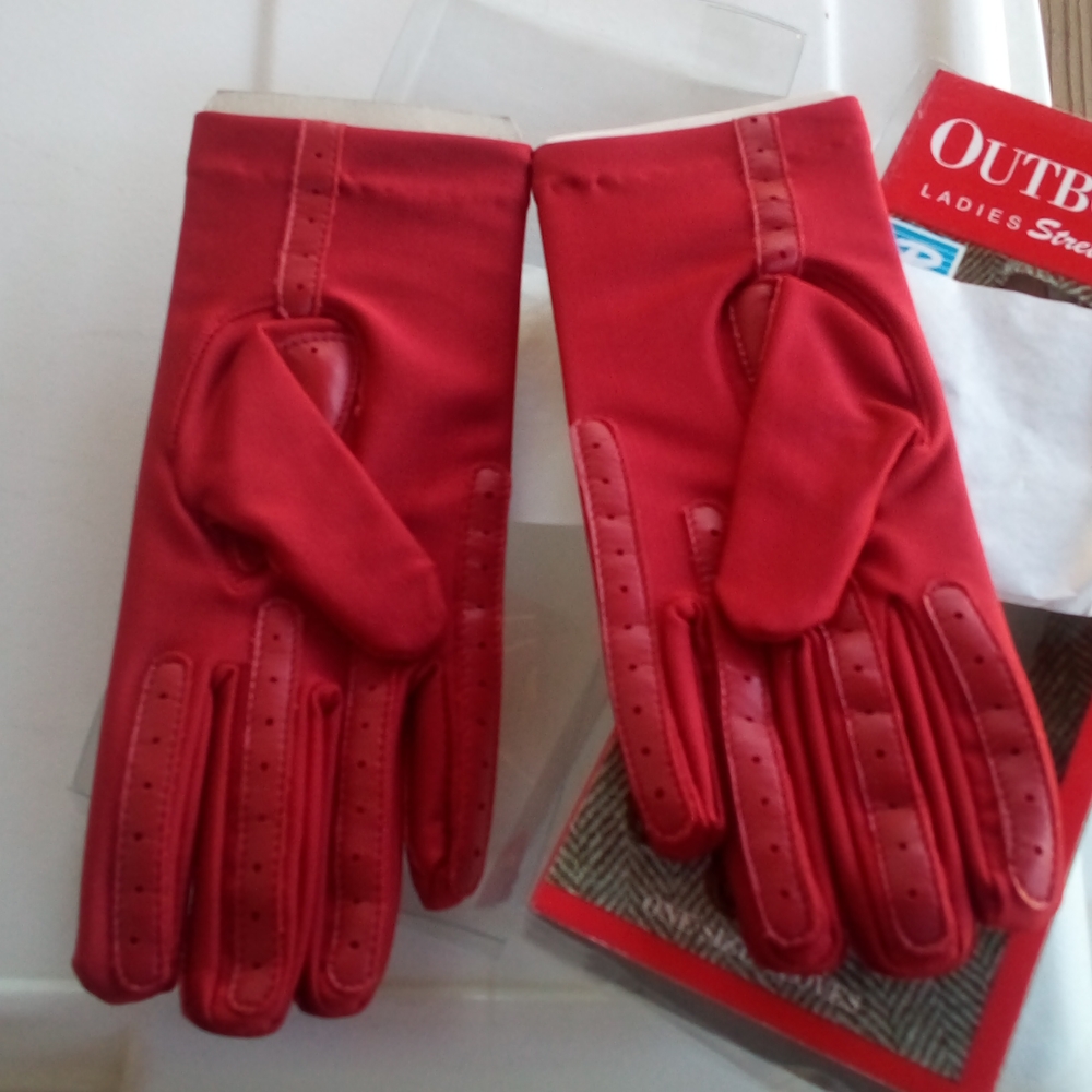 Outbound Ladies Stretch Gloves in Red ♥️ - Picture 6 of 7